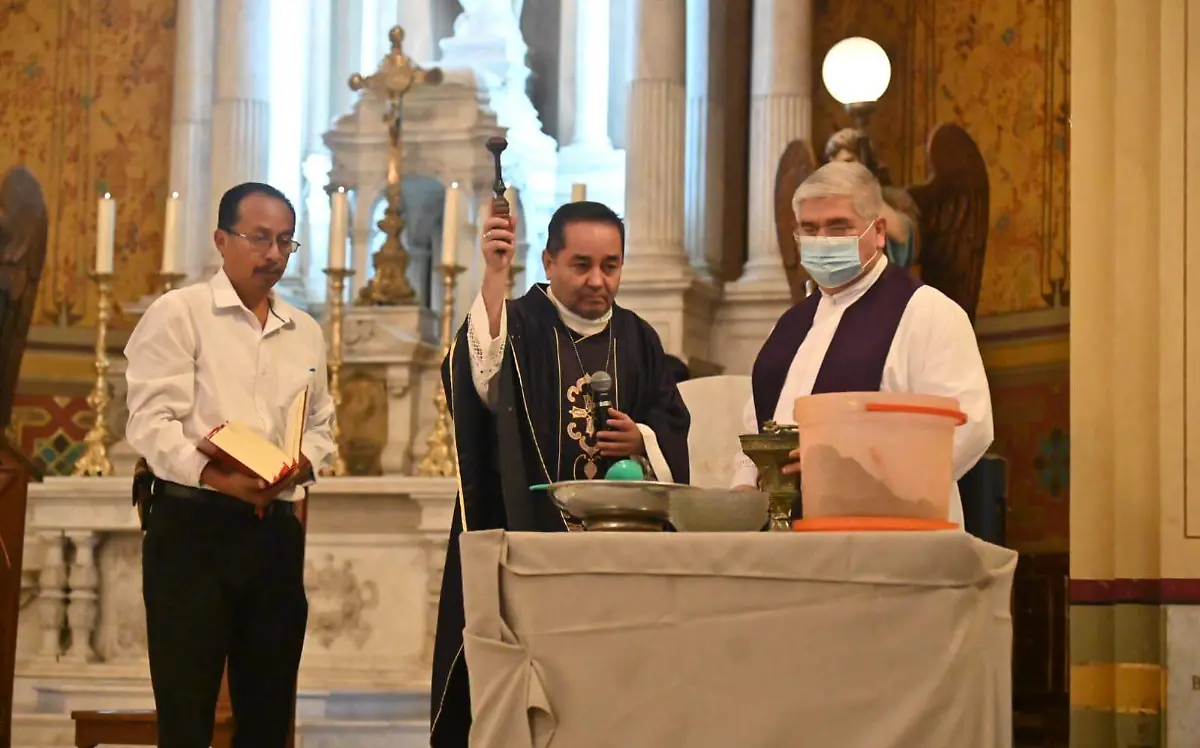 Obispo de Tampico durante misa del Miércoles de Ceniza 